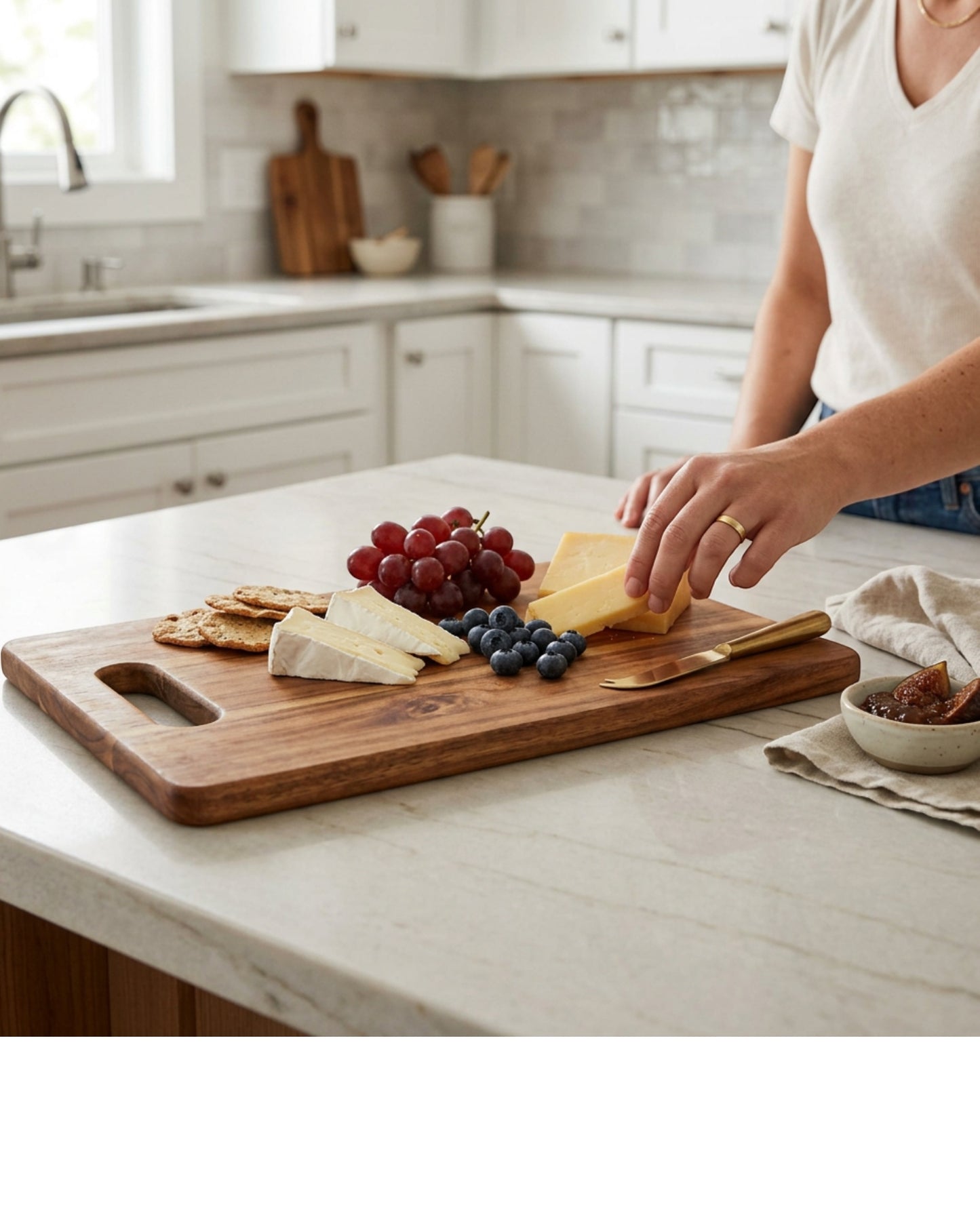 Tracse Acacia Wood Cutting Board 16 x 11 in with Handle for Kitchen